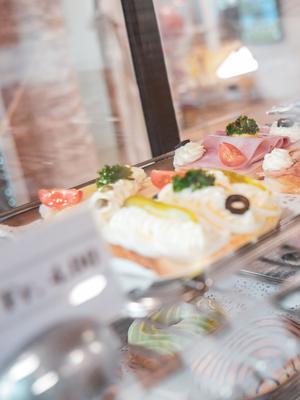 Vitrine mit belegten Broten