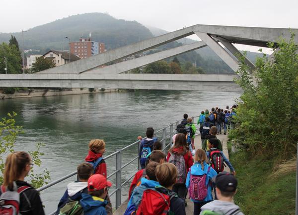 Kinder am Wandern an der Aare