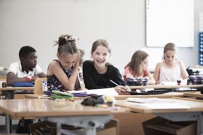Fr?hliche Kinder im Klassenzimmer