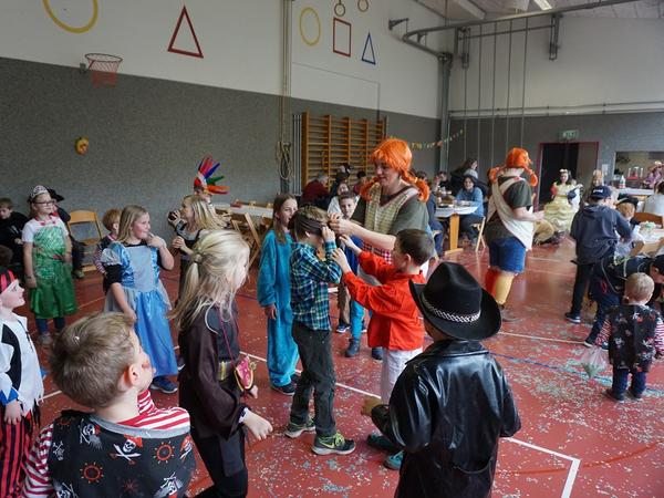 Firlifanze-Pippi beim Spielen 