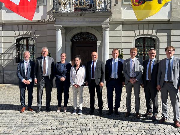 Landammann Daniel Furrer (Bildmitte) und der Gesamtregierungsrat mit Barbla Graf, der abtretenden Geschäftsleiterin der Patenschaft für Berggemeinden, beim Gruppenbild vor dem Rathaus.
