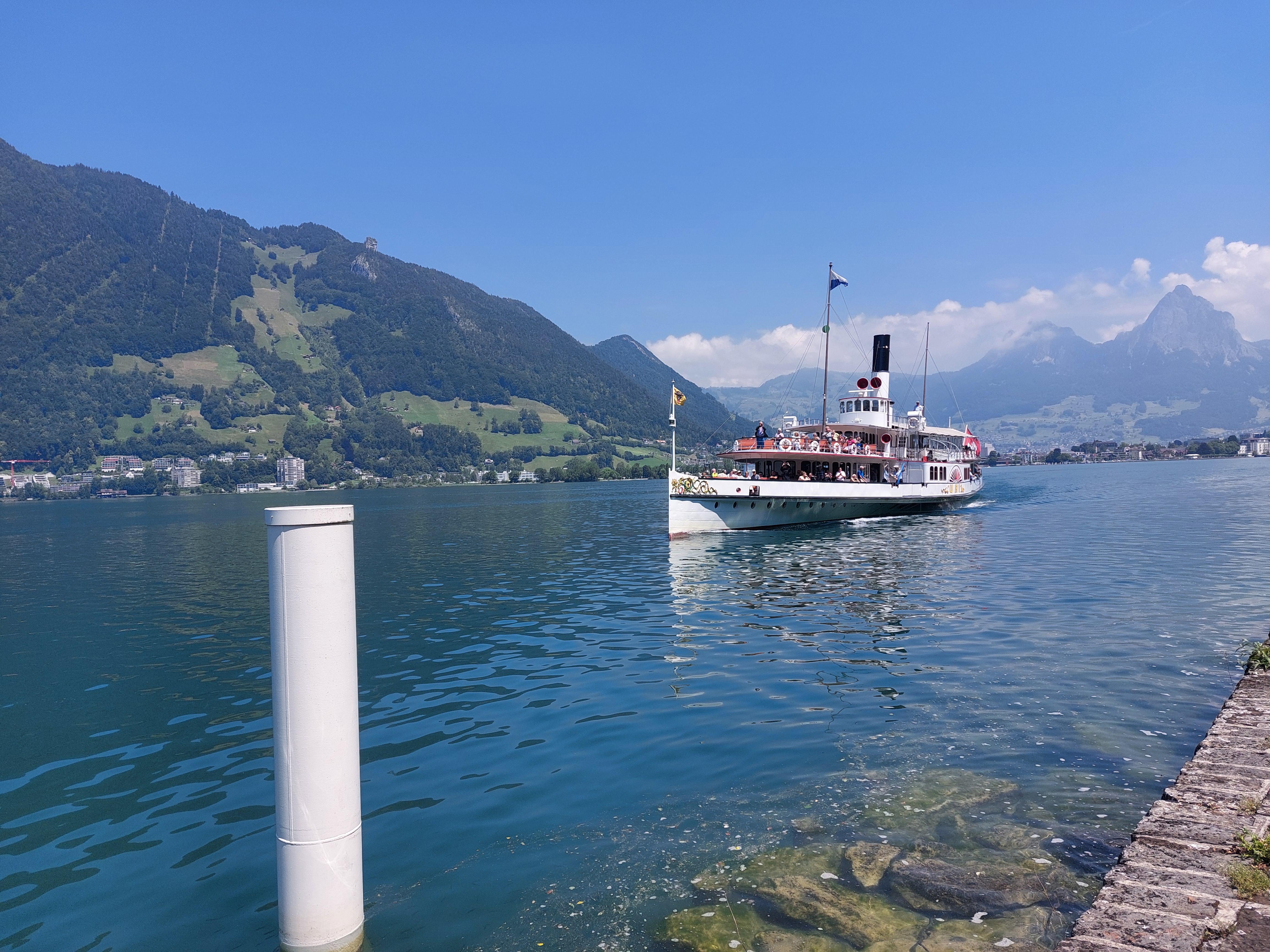 ...das Dampfschiff Uri kommt...
