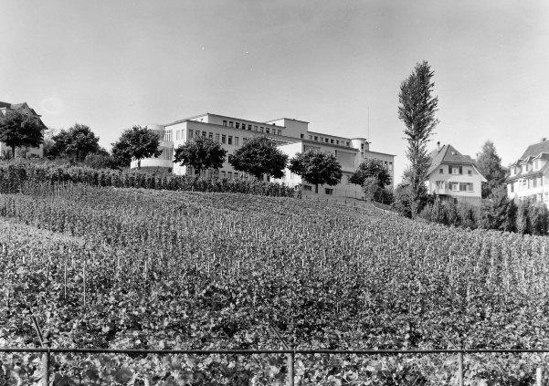 Der Spital Wädenswil wurde am 5. November 1935 eingeweiht. Erbaut durch die Gebrüder Bräm und in der Folge mehrmals umgebaut.