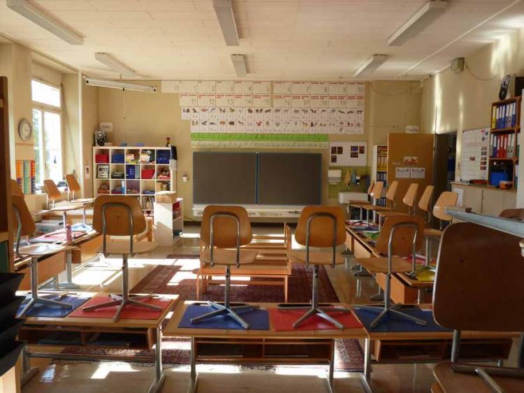 in diverse Schulzimmer,