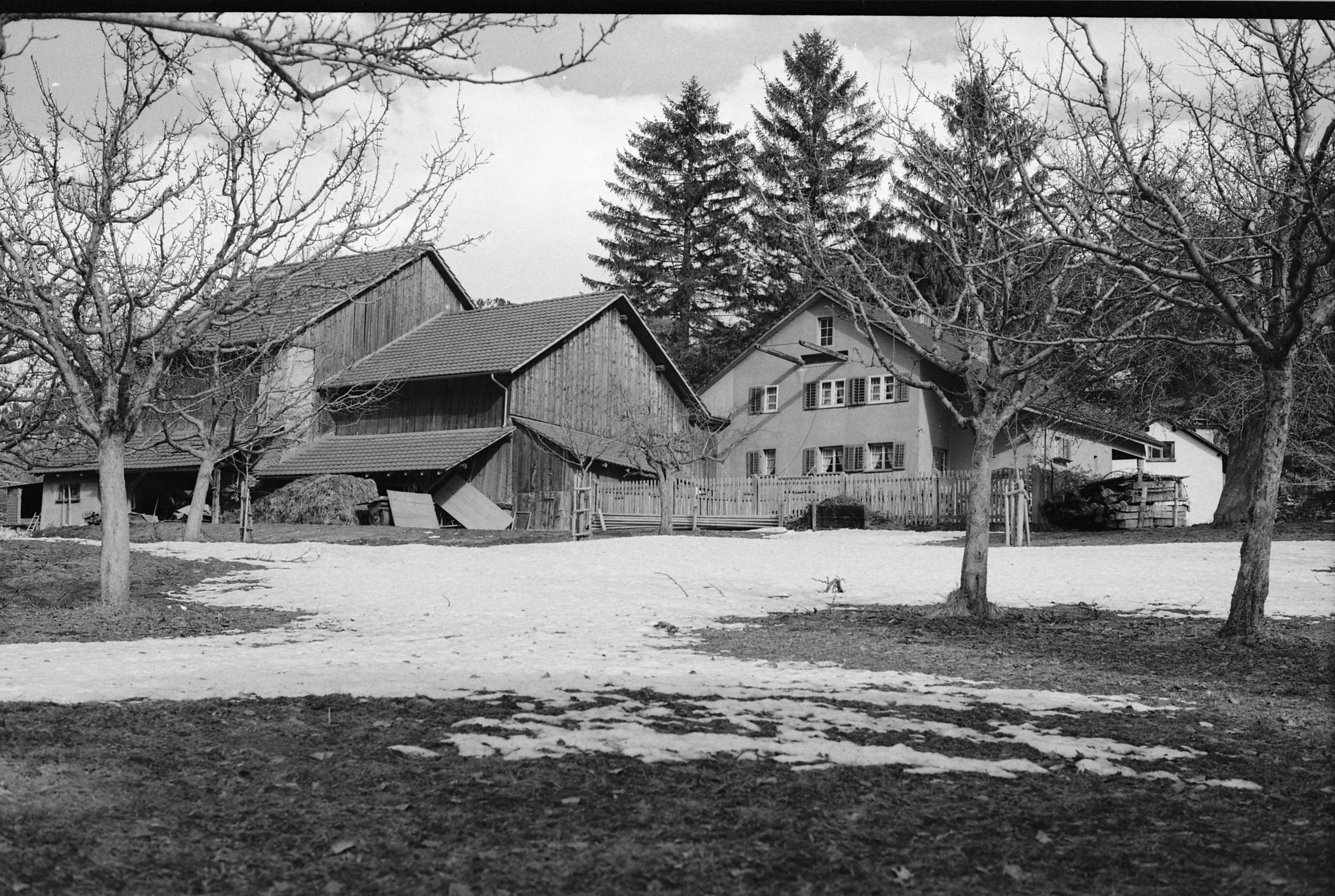 Das Buobengut im Töbeli, Masans. Beim Gestell, das aus dem oberen Stock (Estrich) des Wohnhauses herausragt, handelt es sich um eine Dörrvorrichtung für Früchte und Gemüse. Foto: Bernhard Guidon, 1978 (Stadtarchiv Chur, F 01.713).