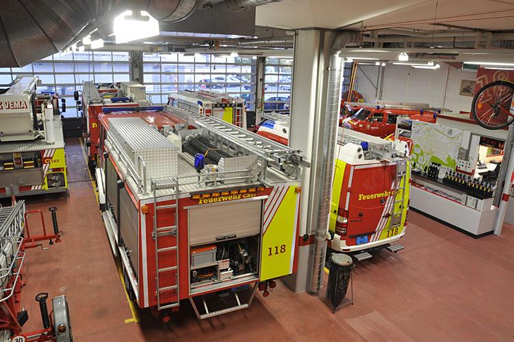 Unser Hauptdepot, das Depot Kalchbühl an der Raschärenstrasse 27.

In diesem Depot stehen alle motorisierten Fahrezeuge zum Ausrücken bereit. 

Alle Angehörigen der Feuerwehr Chur fahren im Alarmfall in dieses Depot, rüsten sich mit der Einsatzbekleidung aus und rücken mit den entsprechenden Fahrzeugen aus. 

Garderobe
In der Garderobe steht allen Angehörigen der Feuerwehr Chur ein eigener Spind für die Einsatzuniform zur Verfügung. Die Jacke liegt zum Anziehen bereit, die Hosen sind über die Stiefel gestülpt. Alles ist bereit für den Einsatz.

Waschraum
Im Waschraum können sich die Feuerwehrler nach einem Einsatz waschen. Duschen und Toiletten kompletieren das Angebot.

Atemschutz-Pflegeraum
Im Atemschutz-Pflegeraum werden die Atemschutz-Geräte nach einem Einsatz gereinigt, geprüft und desinfiziert. Eine Füllanlage steht für das Abfüllen der Pressluftflaschen zur Verfügung. 

Die Einsatzbekleidung reinigen wir mit der eigenen, speziell für die Reinigung von Feuerwehrbekleidung ausgerichteten Waschmaschine. So können wir sicher stellen, dass die Einsatzbekleidung nach dem Waschen sofort wieder zur Verfügung steht.  

Theorieraum
Für Besprechungen und Weiterbildungen steht der Theorieraum zur Verfügung. Fernsehanlage, Beamer und Hellraumprojektor ermöglichen eine zeitgemässe Aus- und Weiterbildung. 

Cantinetta
Nach einem Einsatz treffen sich die Feuerwehrleute in der Regel in der Cantinetta. Dort sprechen wir über den geleisteten Einsatz und diskutieren das feuerwehrtechnische Vorgehen. Die Gespräche sind ein wichtiger Teil der Einsatz-Nachbearbeitung.