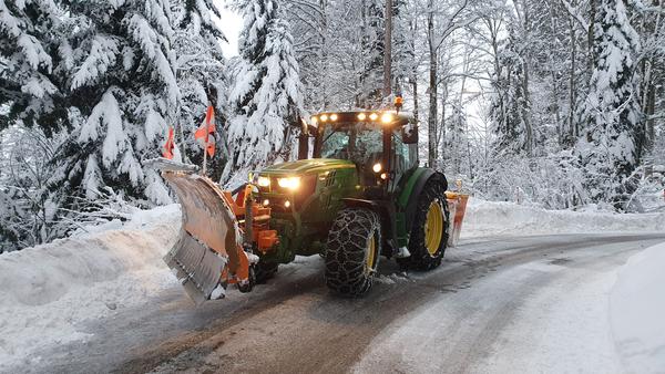 Winter mit Traktor und Schneepflug