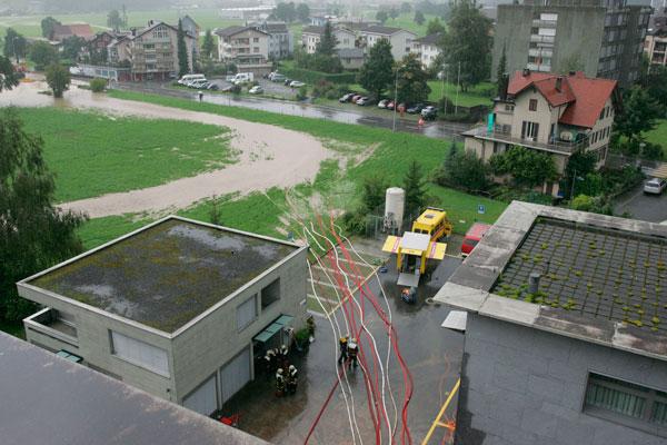 Unzählige Pumpen und Schläuche sind allein beim Spital im Einsatz.