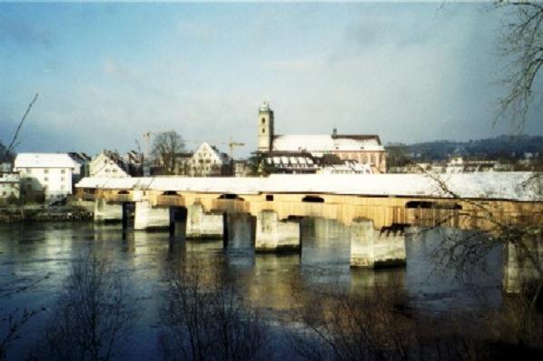 Holzbrücke in weiss.