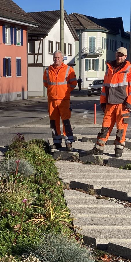 Das Team rund um Vorarbeiter Karl-Heinz (Kalle) Bremert (zweiter von rechts) im neu gestal-teten Kreisel an der Unteren Bahnhofstrasse, v.l. Tamara Brack, Nino Suter, Giuseppe Papa-rone, Stadtrat Markus Gasser, Karl-Heinz (Kalle) Bremert, Oliver Aeberli