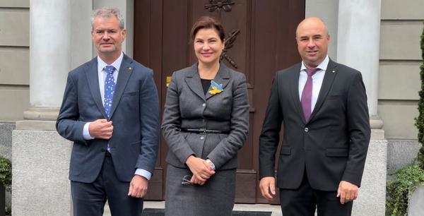 Regierungsrat Georg Simmen, Botschafterin Iryna Venediktova und Landammann Daniel Furrer beim Empfang vor dem Rathaus in Altdorf.