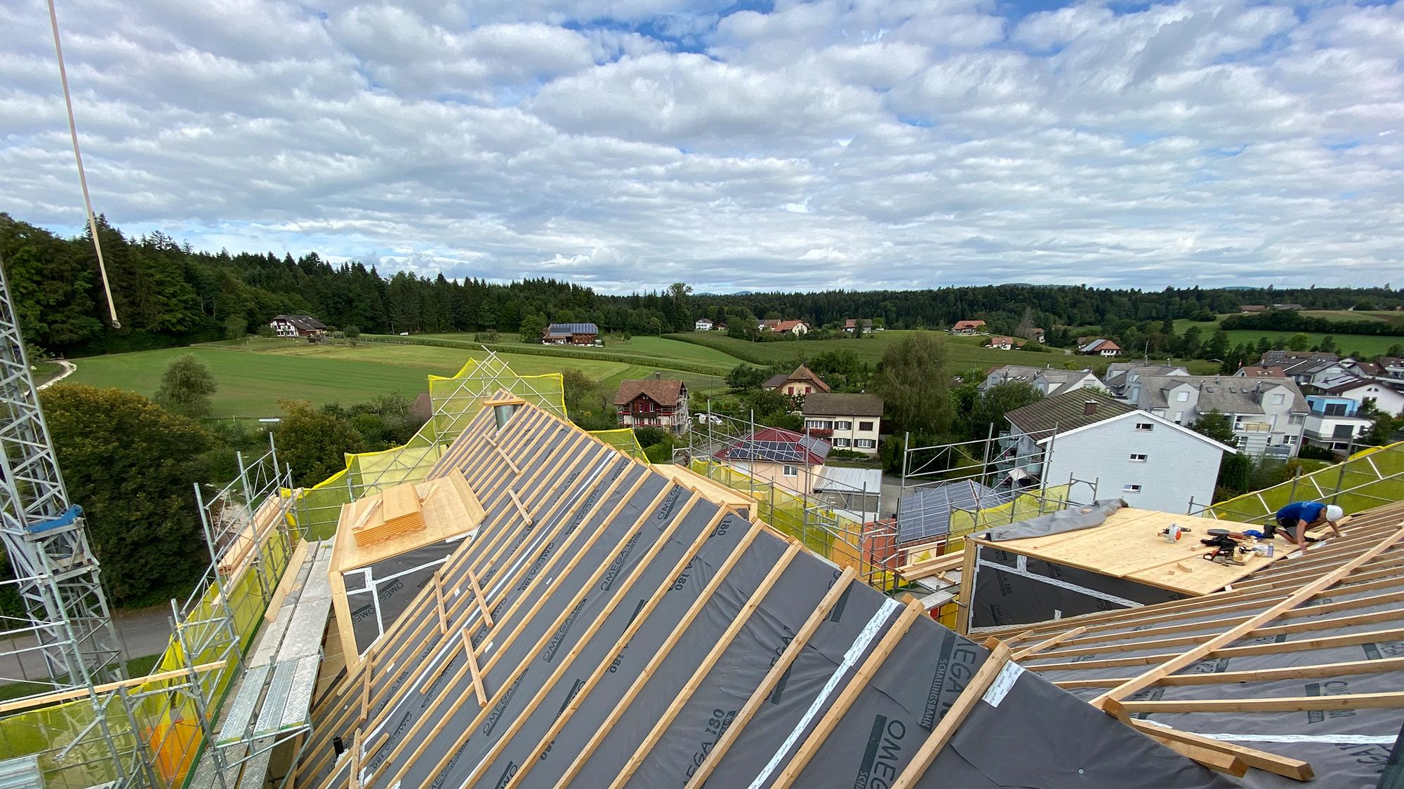 14.08.2020 - Sept. 2020
Die Sanierungsarbeiten beim Hauptdach schreiten voran. Die Unterkonstruktionen für die Bekleidungen der Gauben werden erstellt.