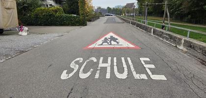 Markierung Schule auf Strasse