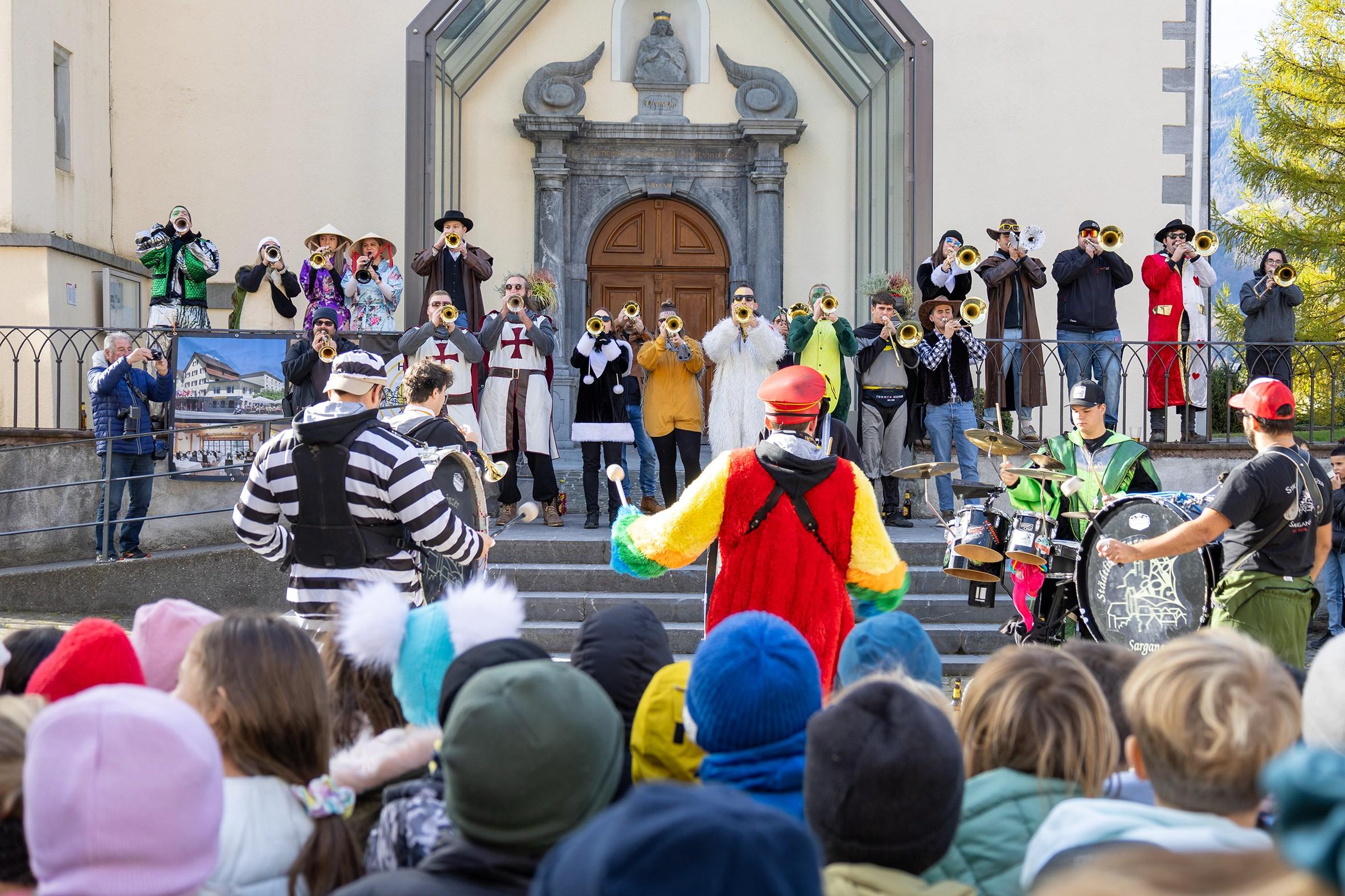 Bunt und schrill: Die Mitglieder der örtlichen Guggenmusikvereine eröffnen die Fasnachtssaison 2026.