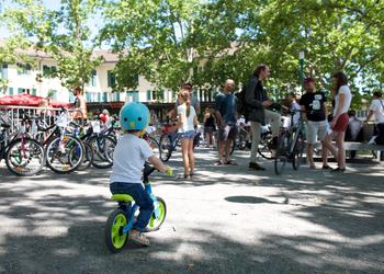 la bourse aux vélos sur la place de l'Église à Confignon