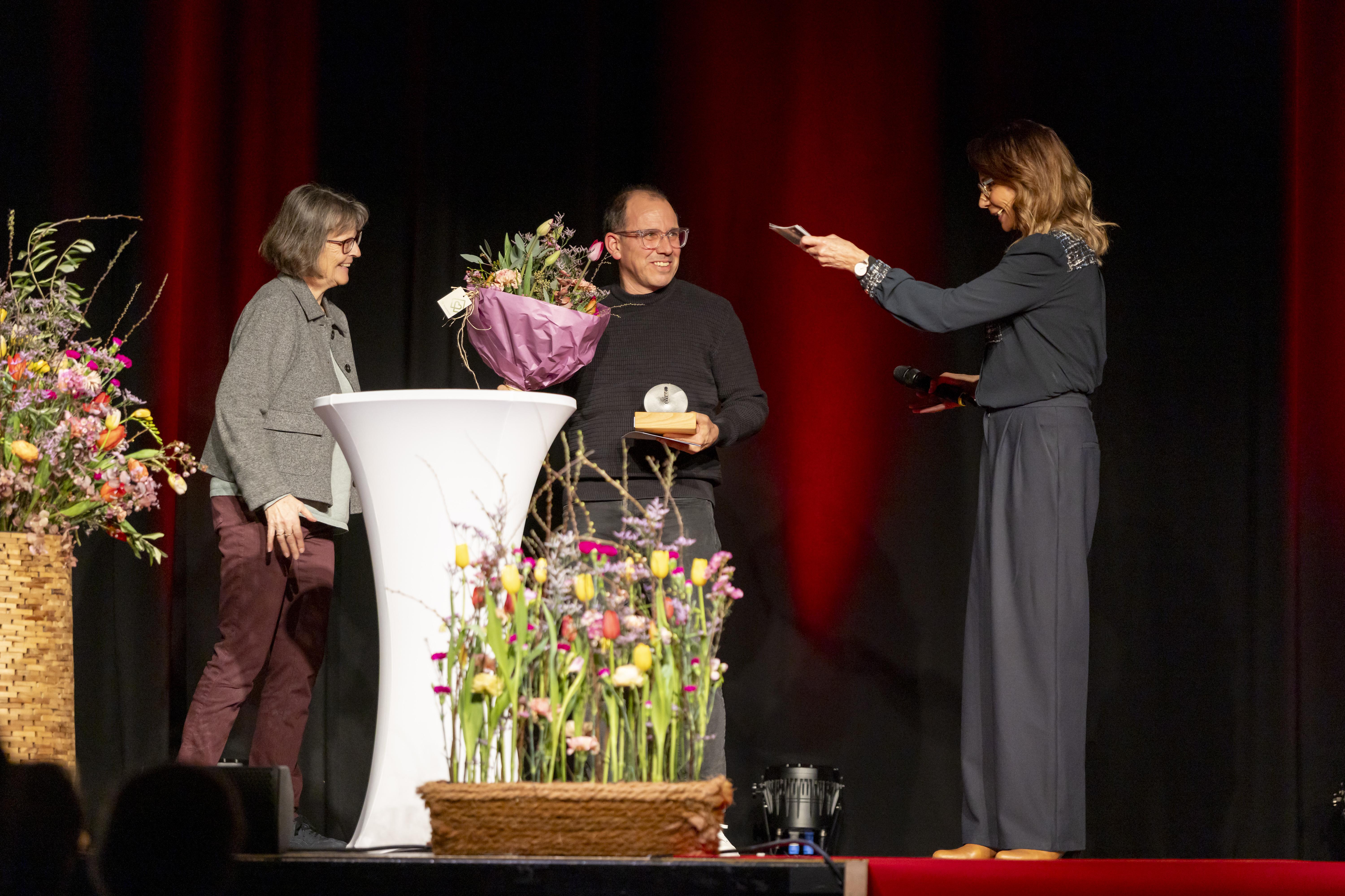 Vater Roland Schär nimmt Sportpreis entgegen