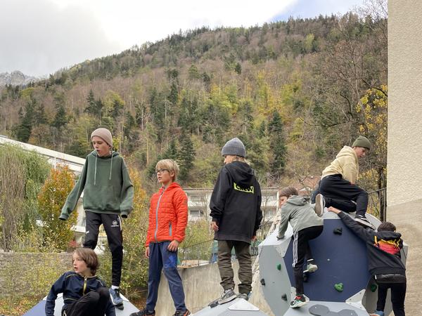Kinder auf dem Boulderwürfel