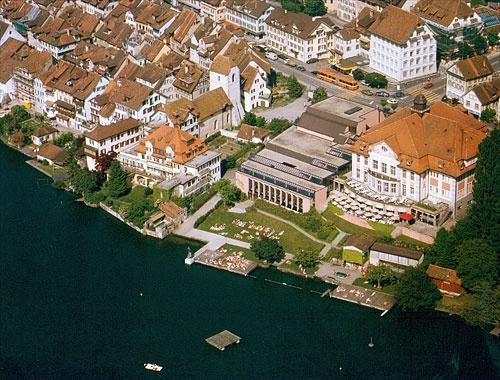 Am Ende der oberen Altstadt liegt das Theater-Casino, welchem die Badi Seelikon vorgelagert ist. Der Zuger Musentempel stellt eine gelunge Mischung von Alt und Neu dar.