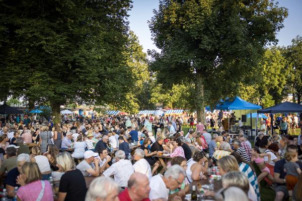 Viele Menschen am Foodfestival zämme ässe.