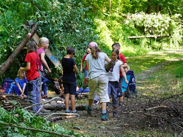 In Gruppen wurden an verschiedensten Plätzen Waldhütten gezimmert und mit Blattwerk bedeckt