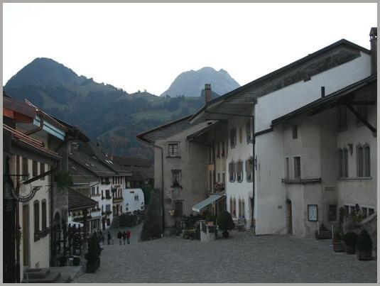 Fin de la rue du Bourg à la hauteur de la Maison Chalamala