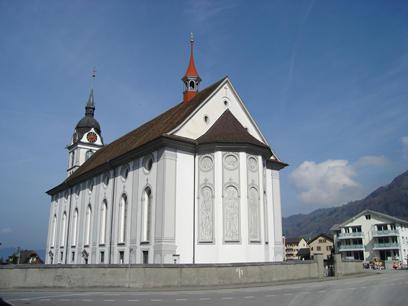 Die Pfarrkirche St. Georg und Zeno wurde im 17. Jahrhundert im frühbarocken Stil erbaut. 