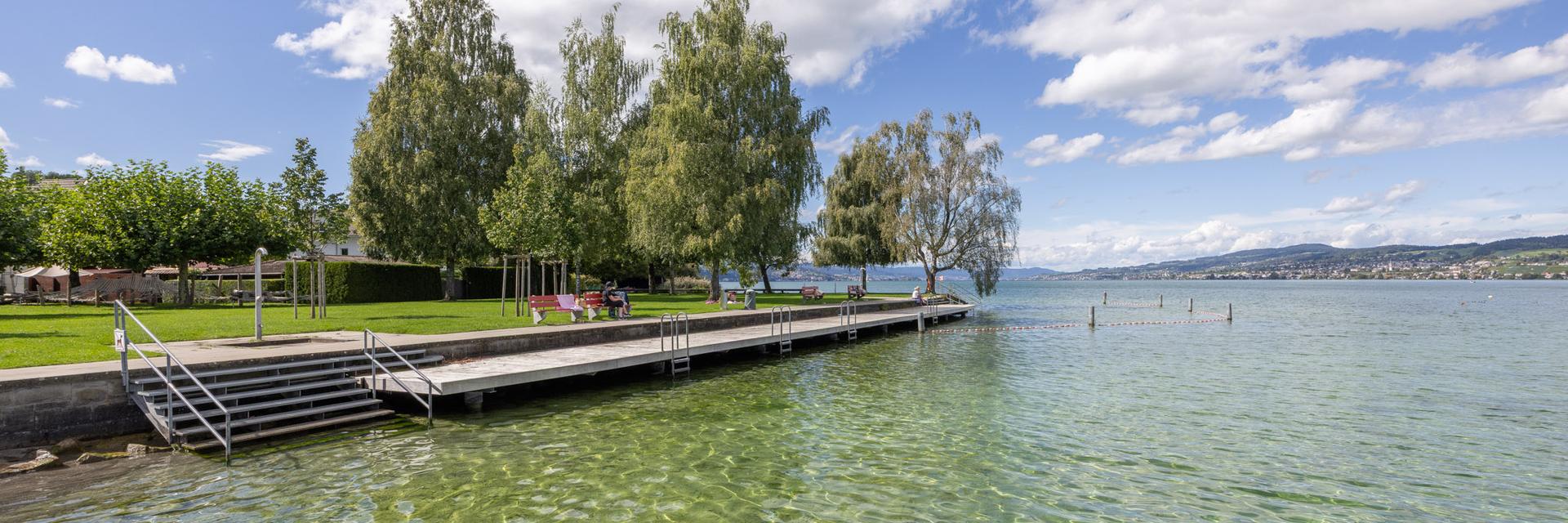 Badesteg mit glitzerndem Wasser