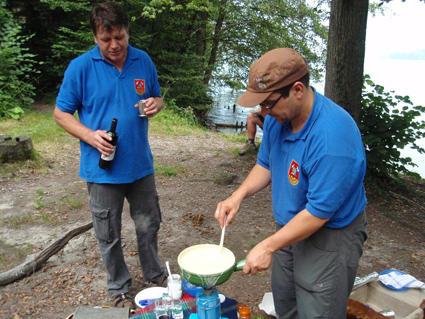Roli bereitet sein Fondue zu