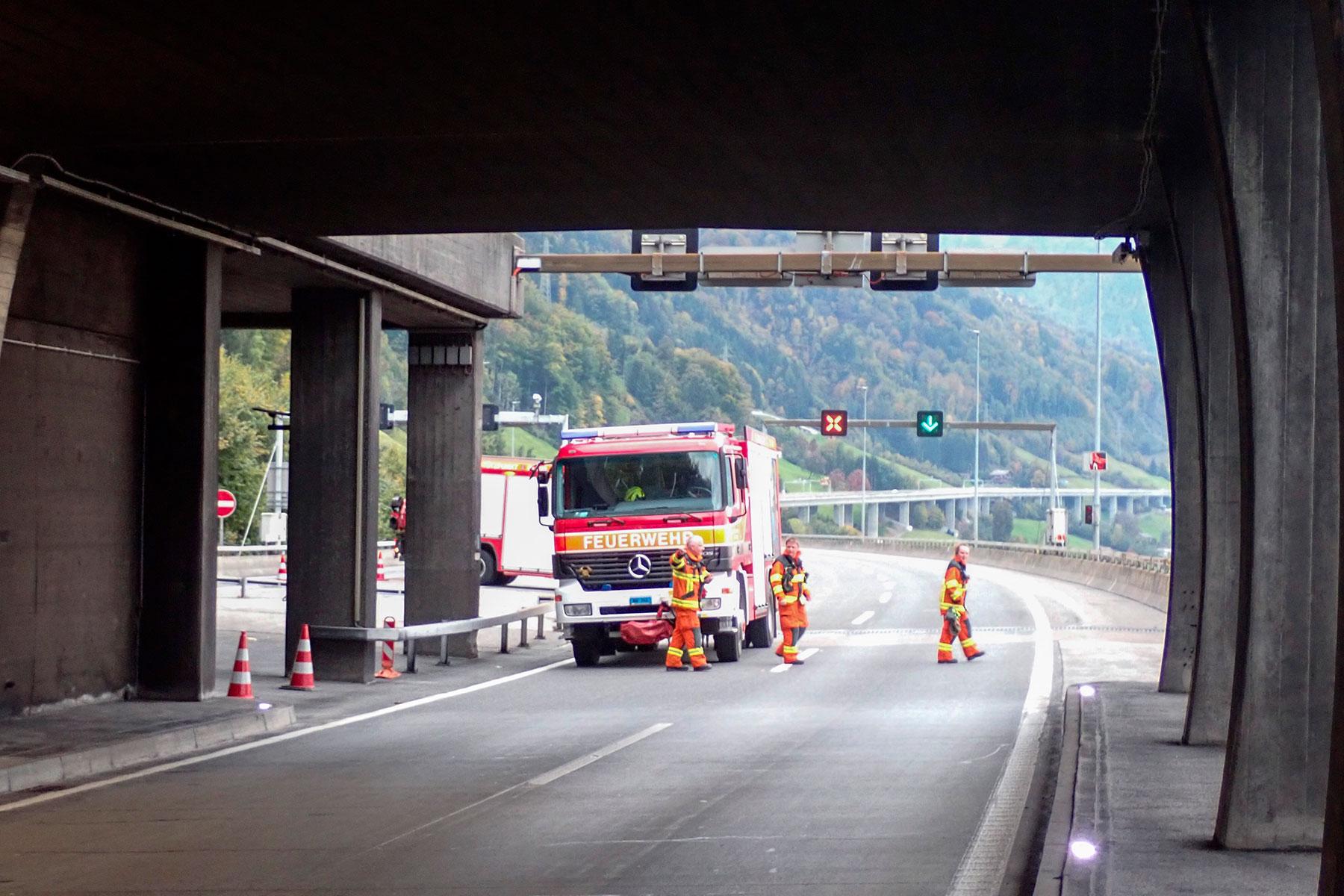 Ein Auto verunfallt im Seelisbergtunnel.