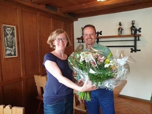 Bruno Seelos gratuliert Karin Keller zum 15 jährigen Dienstjubiläum