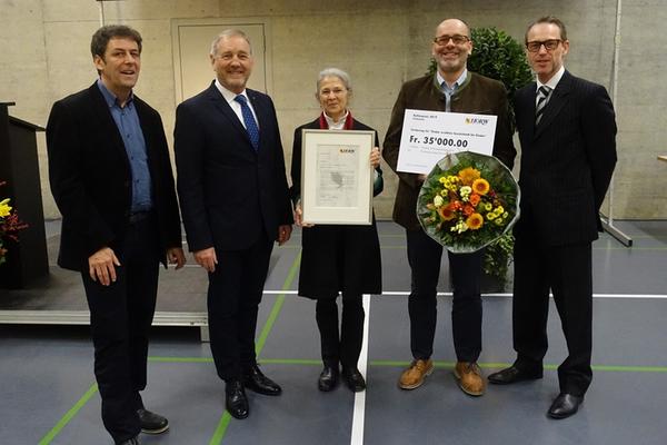 Urkunde und Check und Personen (von links): Benno Bühlmann, Kunst- und Kulturkommission (KKK), Gemeindepräsident Ruedi Burkard, Christina Kutra-Hauri (vertritt Radoslav Kutra), Sacha Schärli (vertritt Stephanie Knöbl) und Peter Bucher (Präsident der KKK).