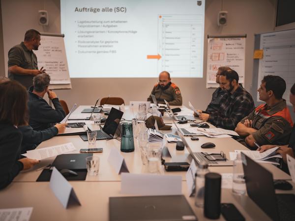 Beschäftigte Gruppe an grossem Tisch