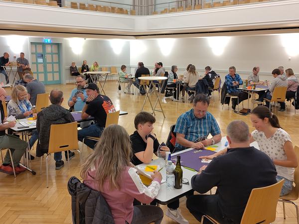 Höchste Konzentration bei Jung und Alt am Qualifikationsturnier für den Donnschtig-Jass am Mittwochabend im Casino.
