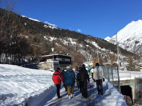 auf dem Weg zur Piste
