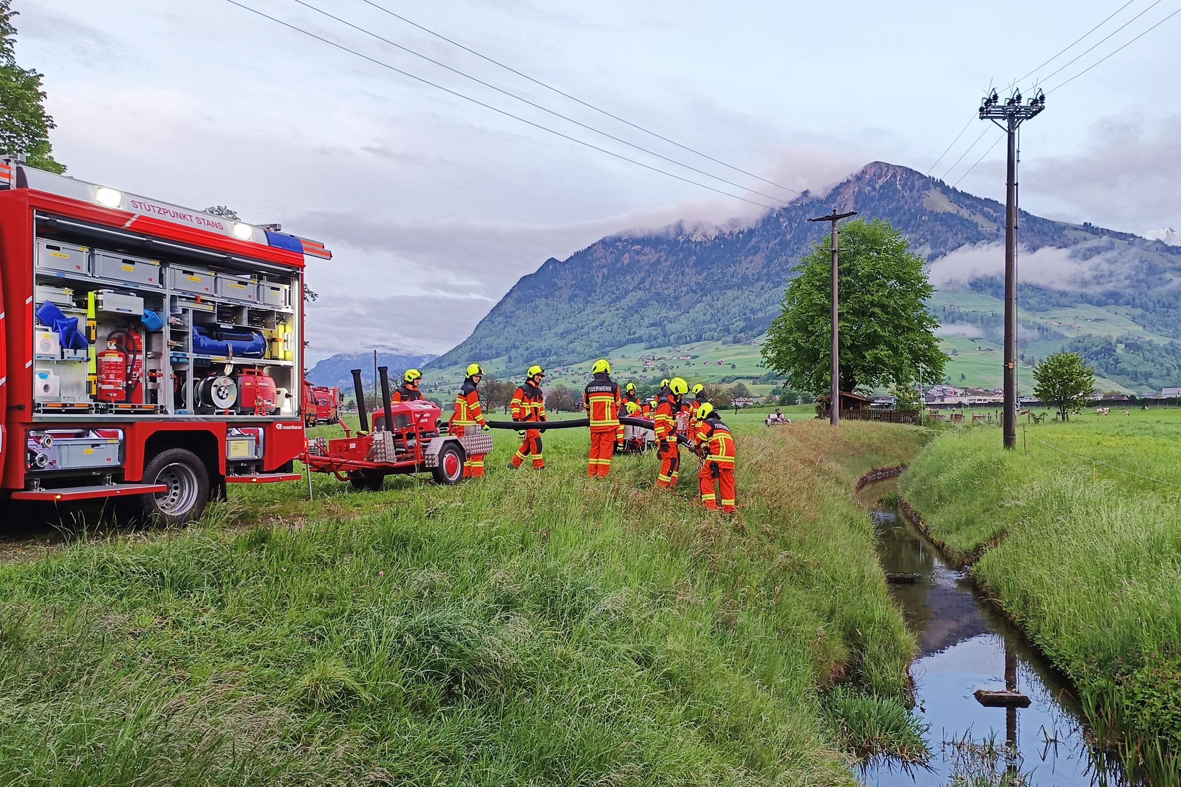 Der 1. Einsatzzug übt am Mühlebach mit den Motorspritzen den Wassertransport 