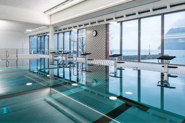 Innenansicht Hallenbad Brunnen mit dem 25 Meter Becken