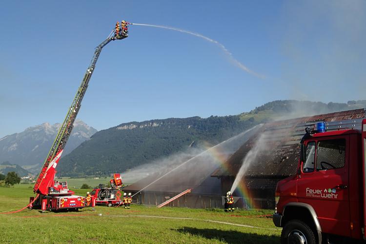 In Buochs brennt ein Stall. Die Autodrehleiter steht den ganzen Tag im Einsatz.