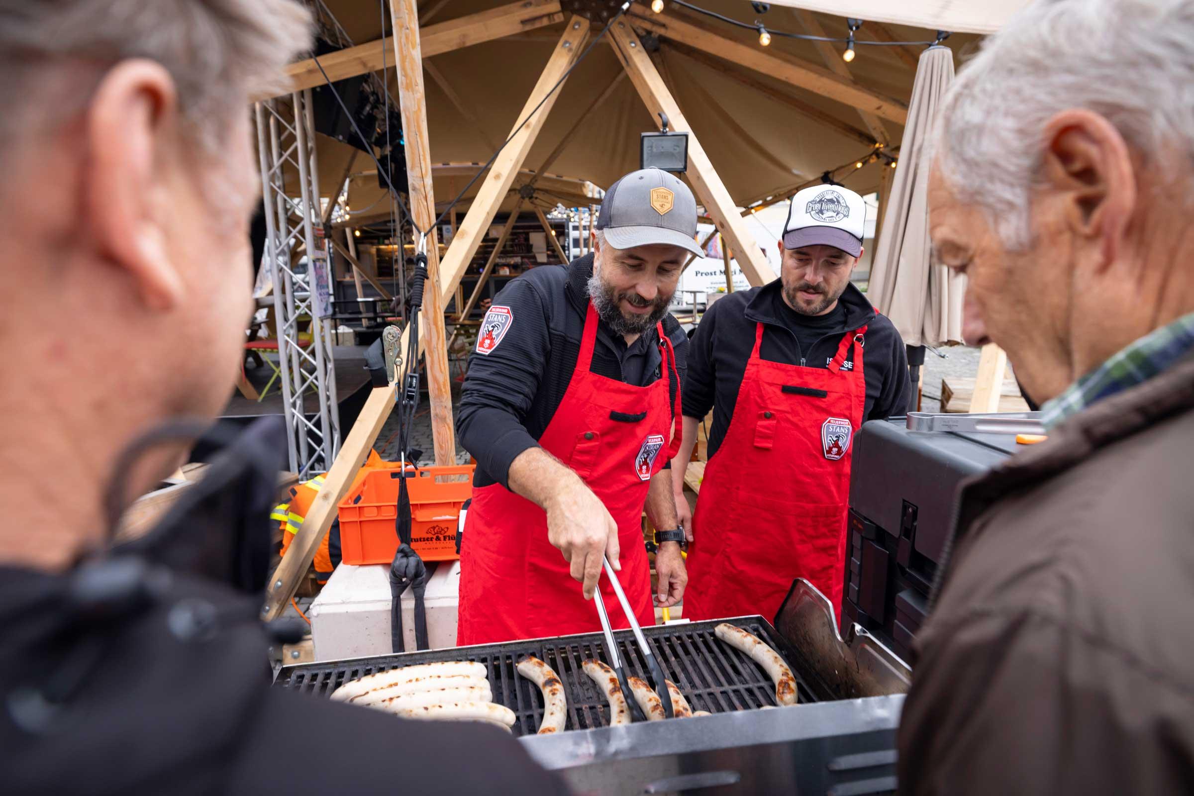 Auf kleinerem Feuer brutzeln bereits die Bratwürste.