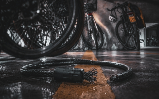 Fahrräder in Garage, geknacktes Fahrradschloss