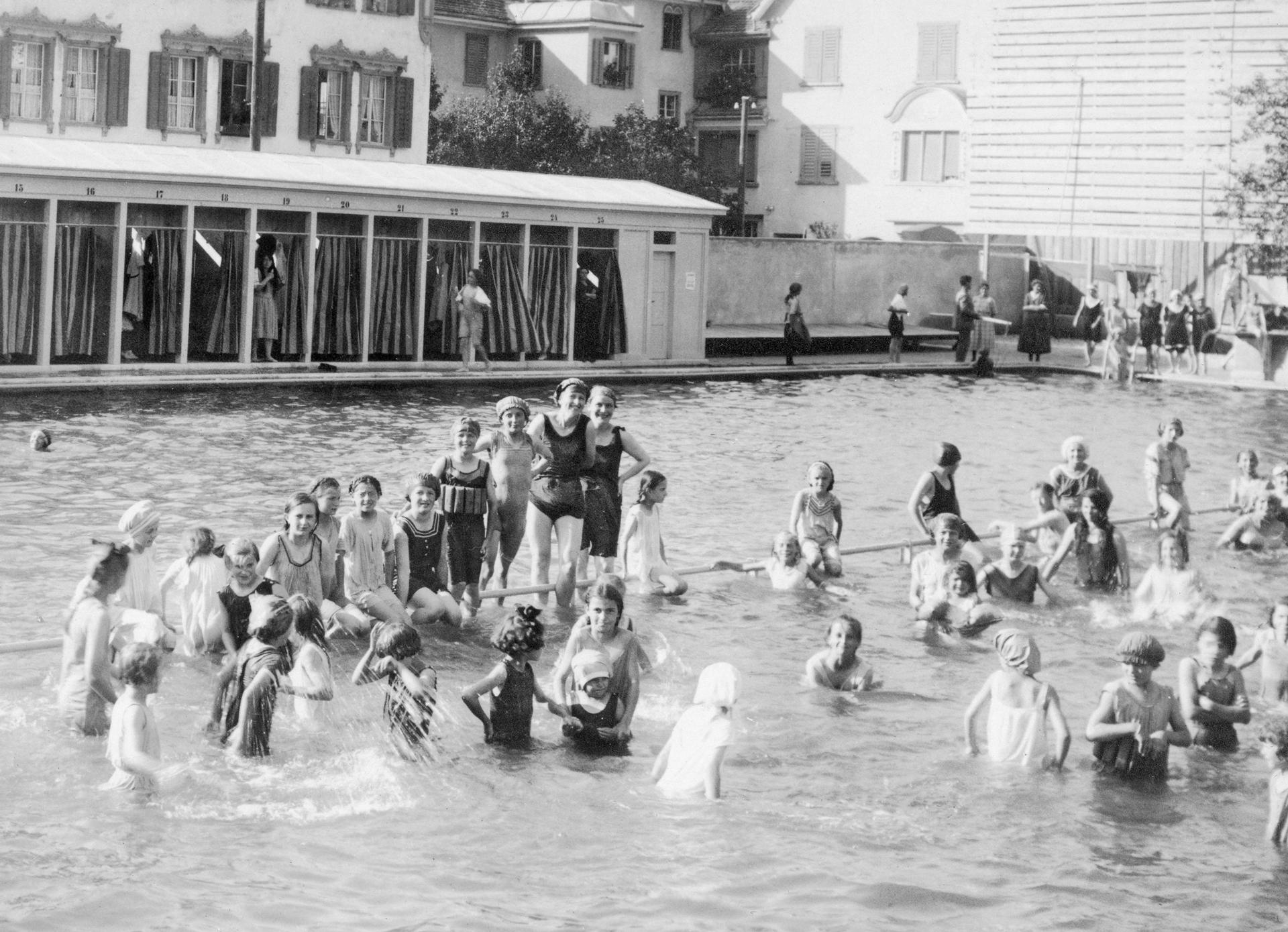 Fotografie. Fröhliches
Bade- und Schwimmvergnügen in der Badi
Sand in Chur. (StadtAC, ohne Signatur,
Sammlung Zschaler, Fotograf unbekannt,
ca. 1922–1925).