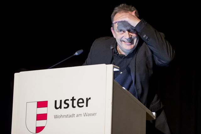 Markus Lerch, Theater-Weggefährte von Preisträger Lukas Roth, hält die Laudatio.