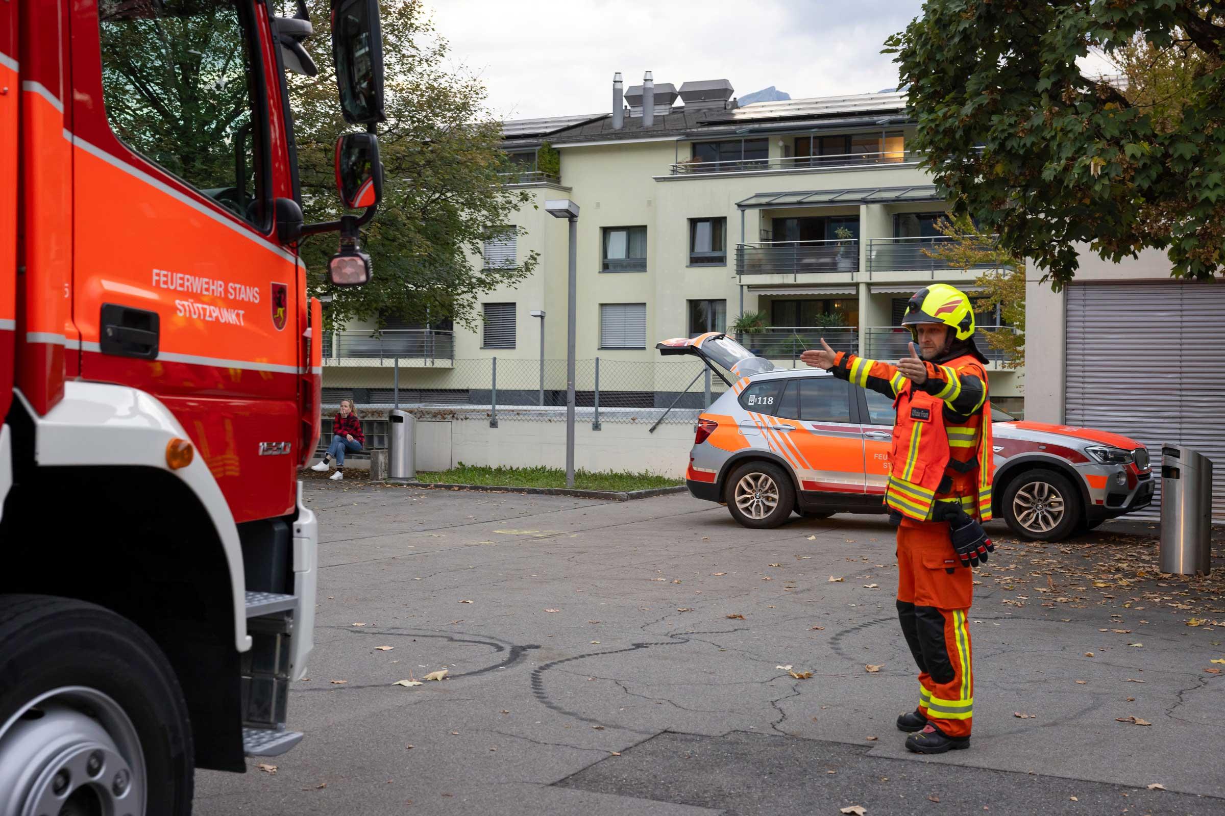 Der Offizier Front weist dem Tanklöschfahrzeug den Platz zu.