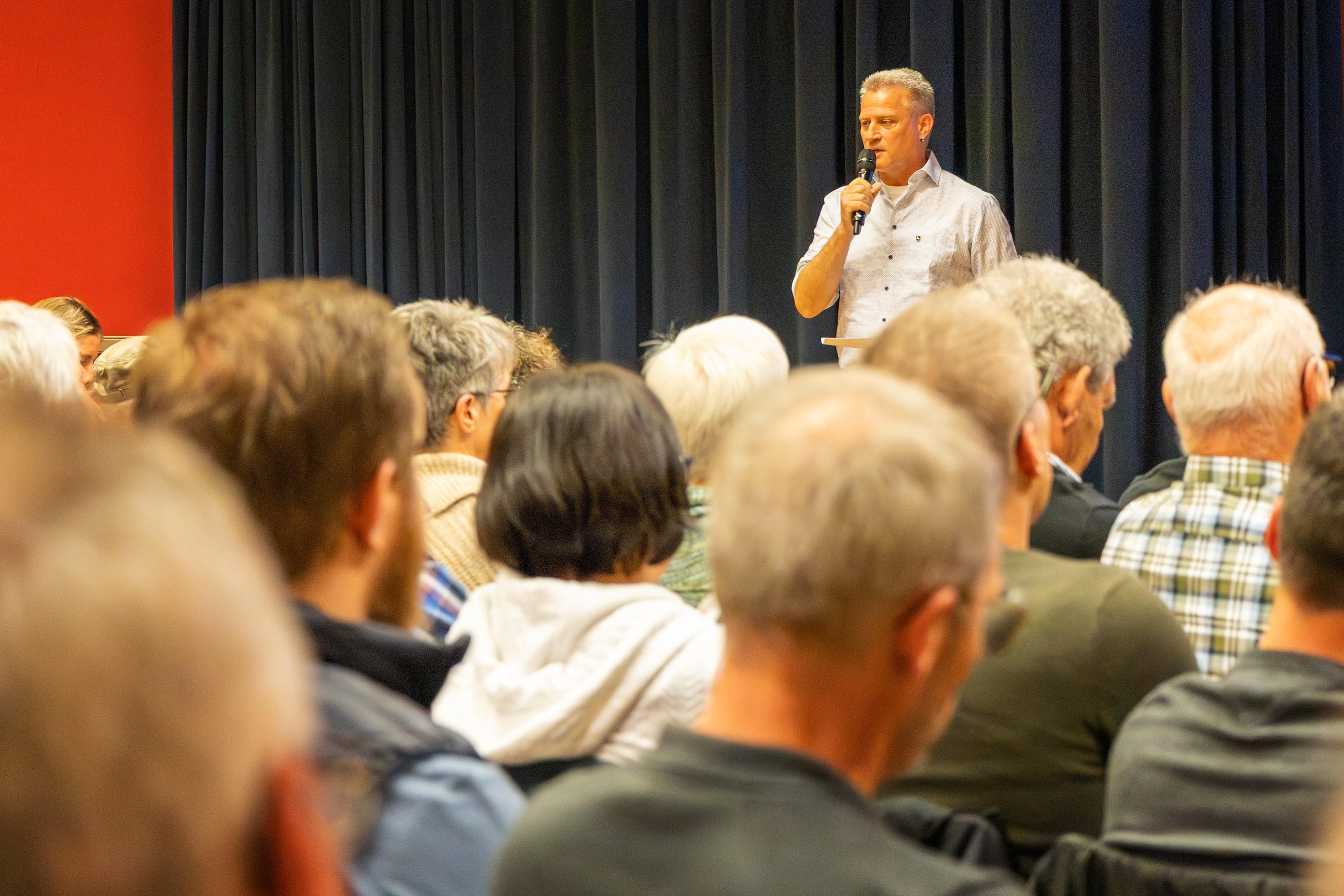 Führt durch den Abend: Martin Hardegger, Präsident SVP Sargans, moderiert die Vorgemeinde 2026.