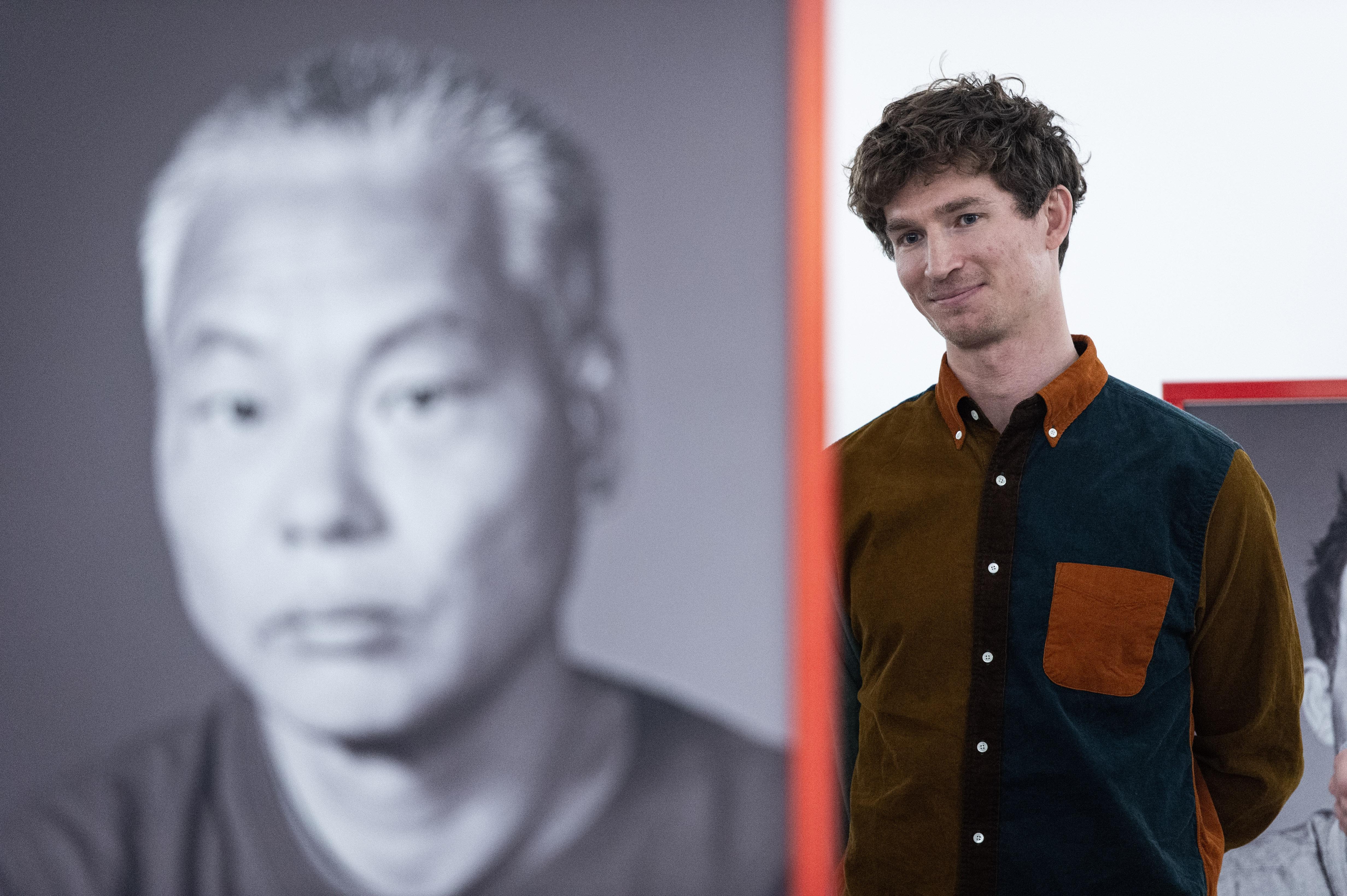 Gäste anlässlich der Vernissage für die Ausstellung „Iouri Podladtchikov für Special Olympics“, am 3. Dezember 2021 in Chur. Die Wanderausstellung zeigt auch Bilder von Bruno Augsburger. (WeArePepper/Sebastian Schneider)
