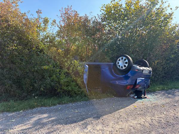 Personenwagen liegt nach Unfall auf dem Dach