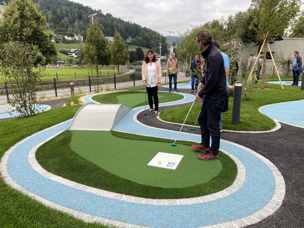 Projektverantwortliche probieren die neue Anlage aus