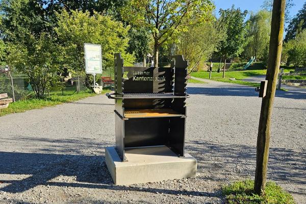 Neuer Grill auf Themenspielplatz.