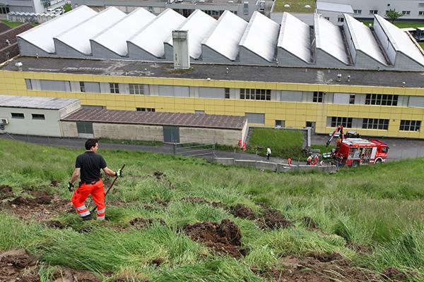 Weil am Bürgenberg im Falle weiterer Niederschläge ein Hangrutsch droht, trifft die Feuerwehr Vorbereitungs- und Sicherungsmassnahmen.
