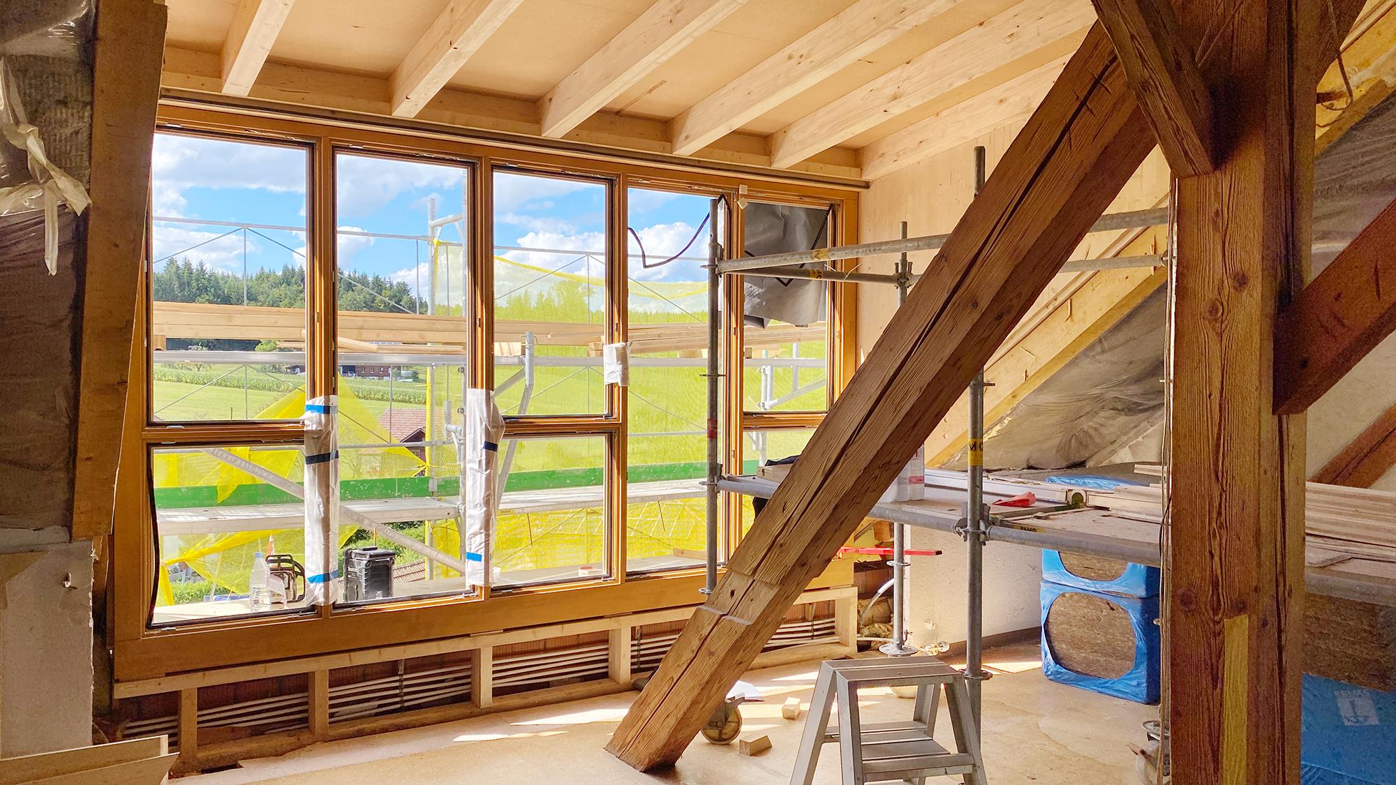 20.08.2020
Die Fenster der Dachgauben werden montiert. Das Dachgeschoss wird für die Innenausbauarbeiten vorbereitet.