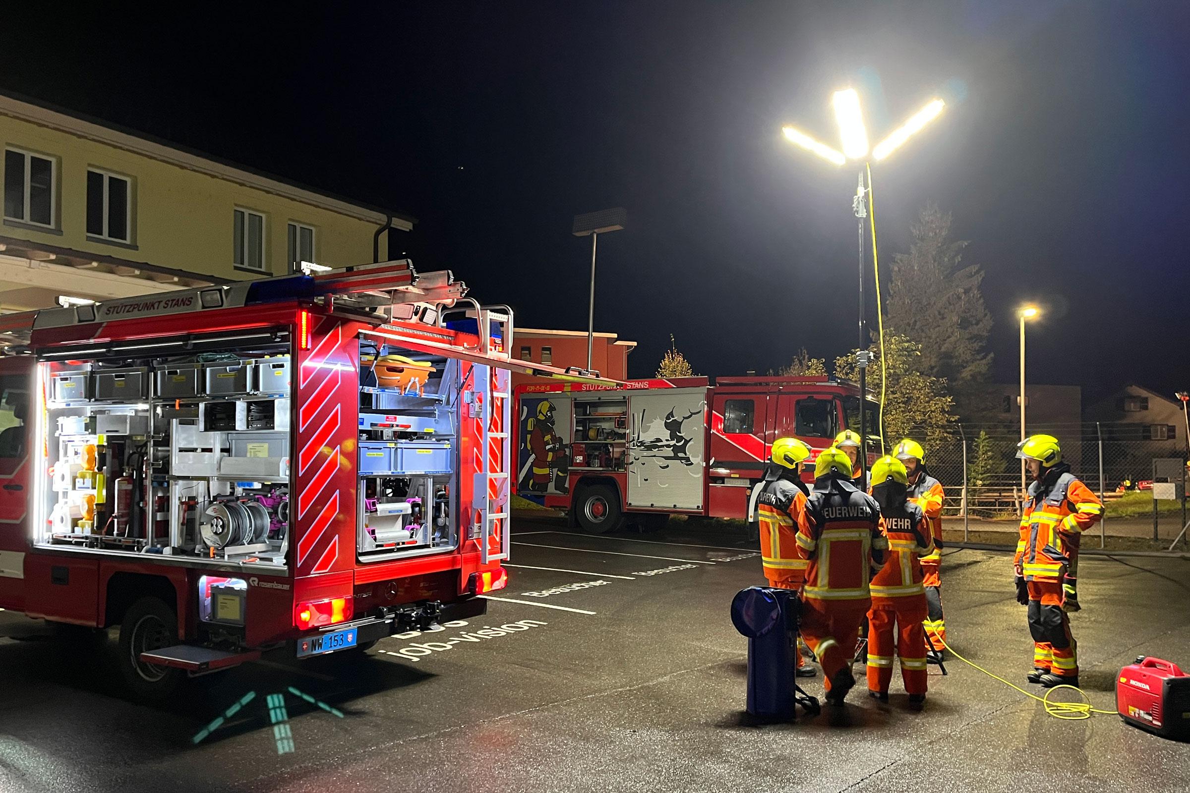 Der Einsatzzug 2 übt mit dem Beleuchtungsmaterial, welches auf verschiedenen Fahrzeugen verstaut ist.